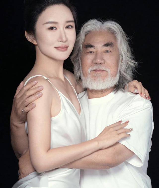 张纪中与妻子杜星霖拍写真,女方依偎在男方怀中,两人年龄差31岁_孩子