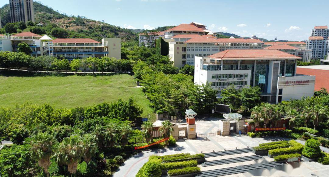 2010年从南开大学硕士毕业,我就被刚刚建成不久的厦大附中深深吸引