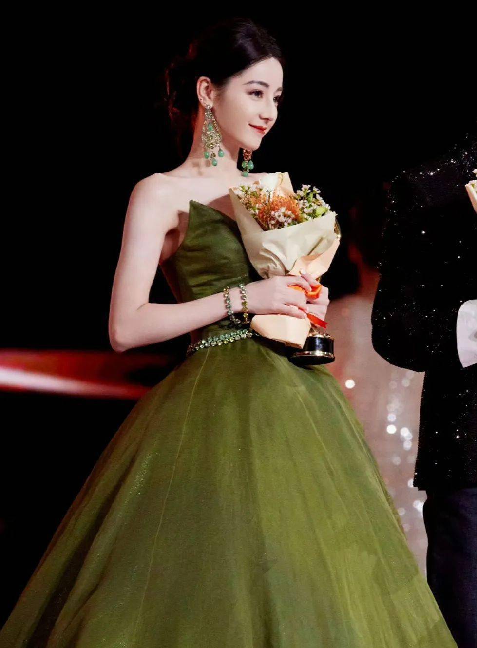 金晨胡夏真谈了?爽子国外当流浪汉?热巴今年离开嘉行?