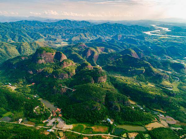 越王山风景区位于河源市江东新区古竹镇留洞村,是国家3a级旅游景区,是