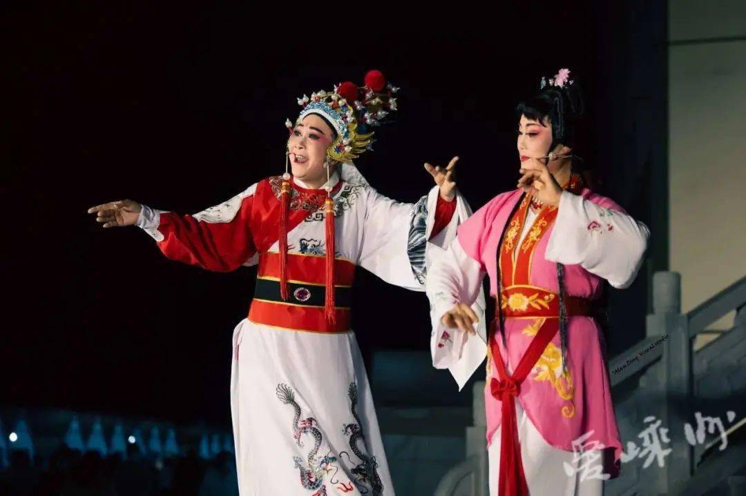 让越剧之美成为嵊州人民精神共富的生动写照袅袅越音在市集唱响,唱出