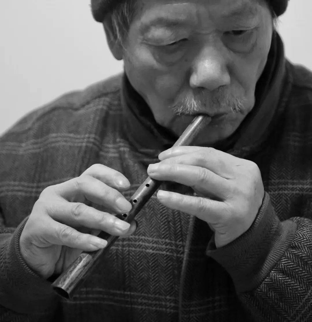 在箫笛制作方面,解决了不少制作上的难题.