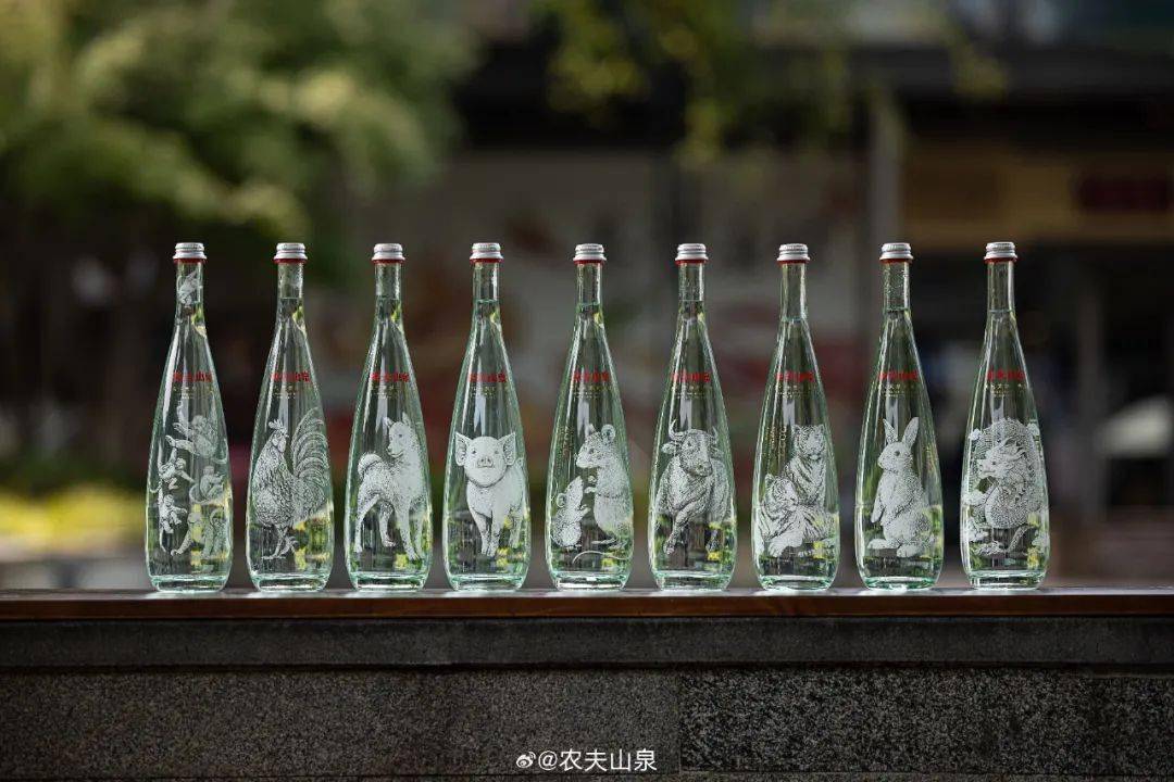 农夫山泉龙年生肖瓶, 真有"82年矿泉水"内味儿了!_寓意_包装_一定的