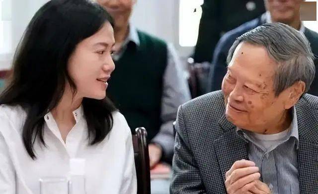 41岁翁帆含泪说出,当初为何嫁给82岁的杨振宁,原因到底是啥?