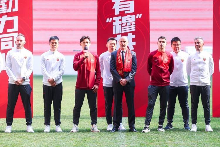 海港队新任主帅穆斯卡特见面会上,球员代表奥斯卡,王燊超表态_球迷_主