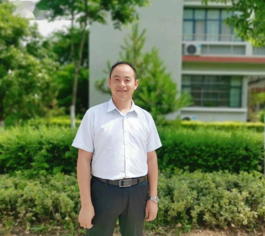 张远超:陕西省安康中学(高新校区)教师,多次获得"优秀教师","优秀指导