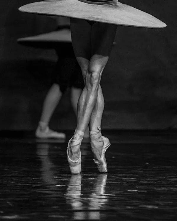 芭蕾舞最弯的脚背图片