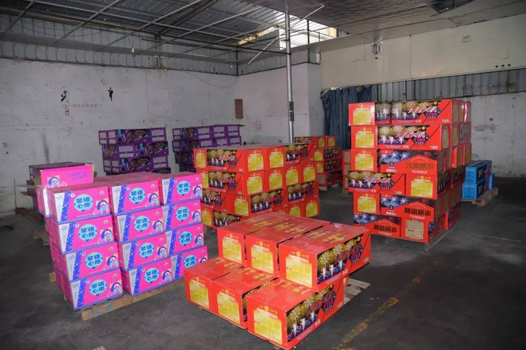 初步认定场所不符合烟花爆竹储存的基本条件,仓库承租者在未取得烟花