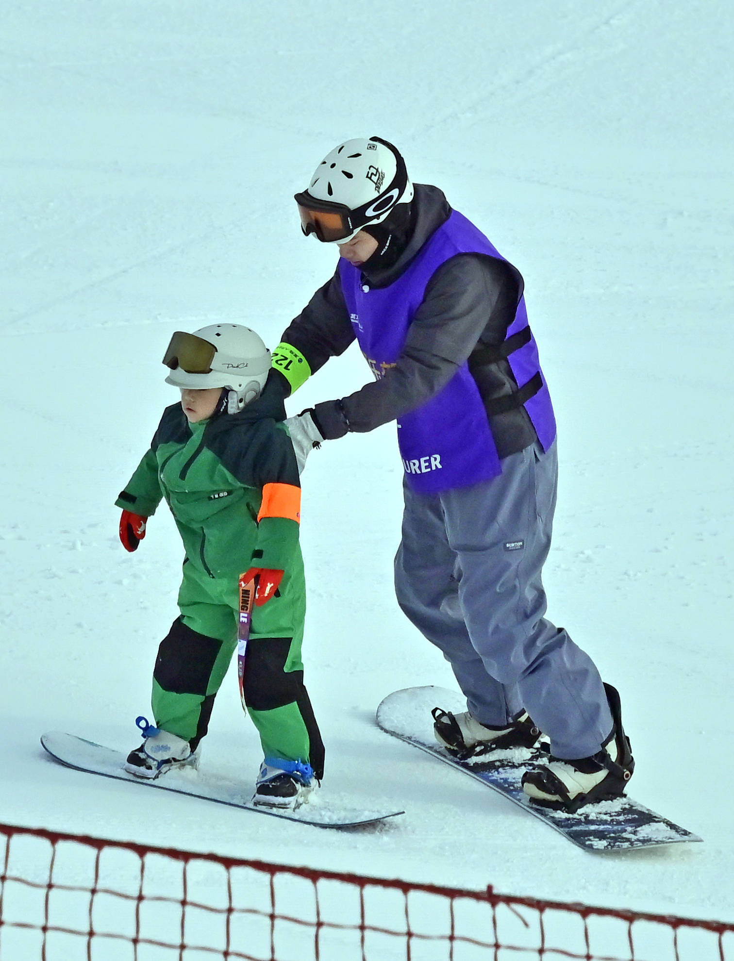 1月13日,在大同市万龙白登山国际滑雪场,缆车载着滑雪爱好者在雪场中