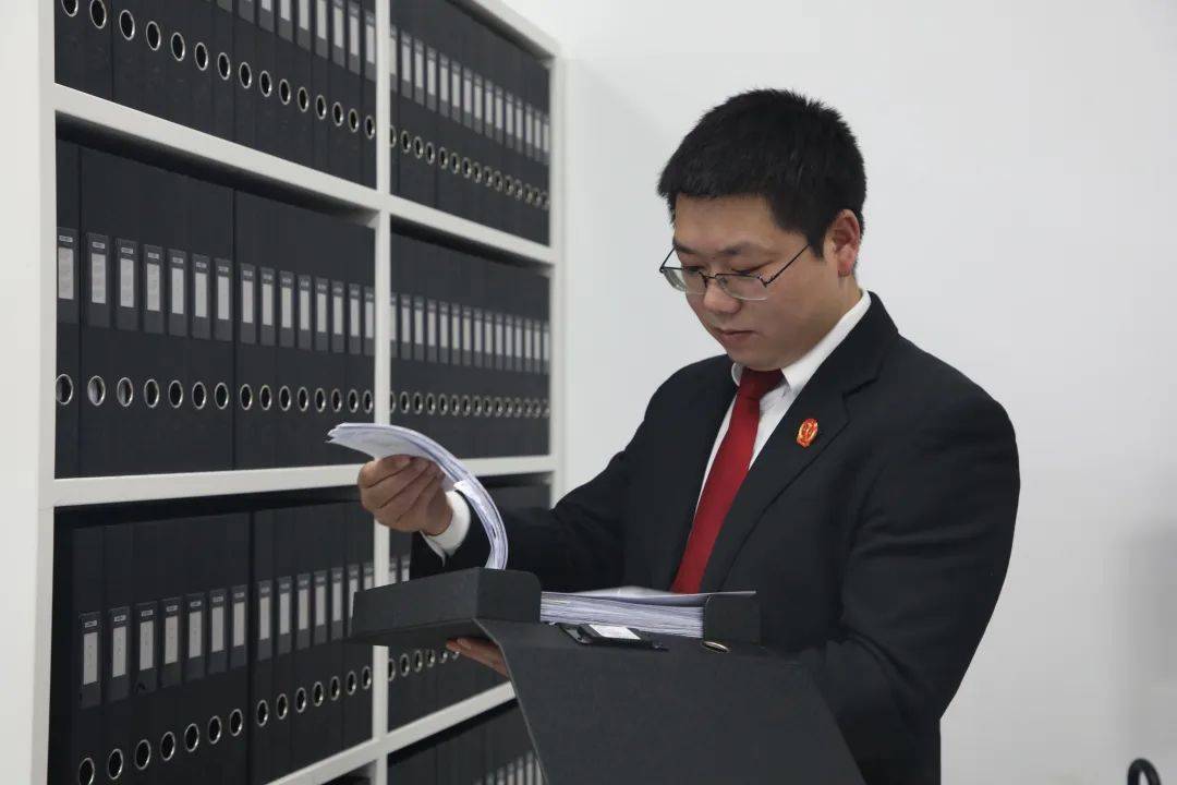 在绥阳县人民法院智能卷宗流转中心,工作人员正在网上对新收到的案件