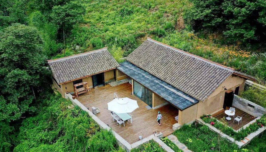 根据评价标准,要获得甲级民宿除了环境和建筑,设施和设备,服务和接待