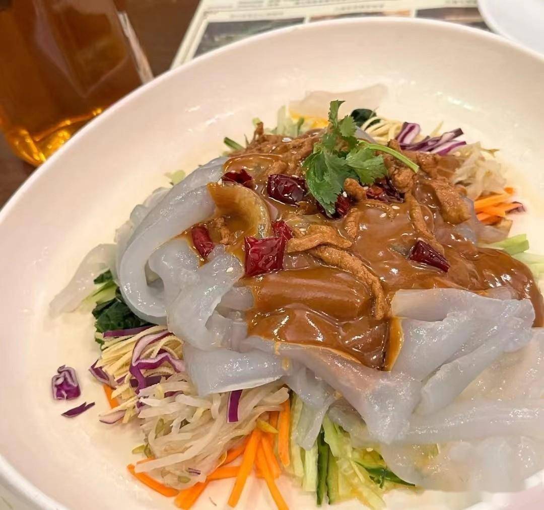 海南女子去东北,路边餐馆点了5个菜,结账时确认三遍以为看花眼_张欣玲