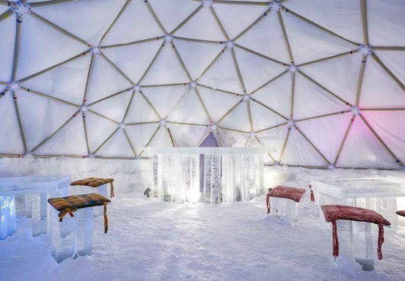 在玩耍完雪地游戏之后,不妨去"雪屋咖啡馆"坐坐,这里的桌子,椅子和