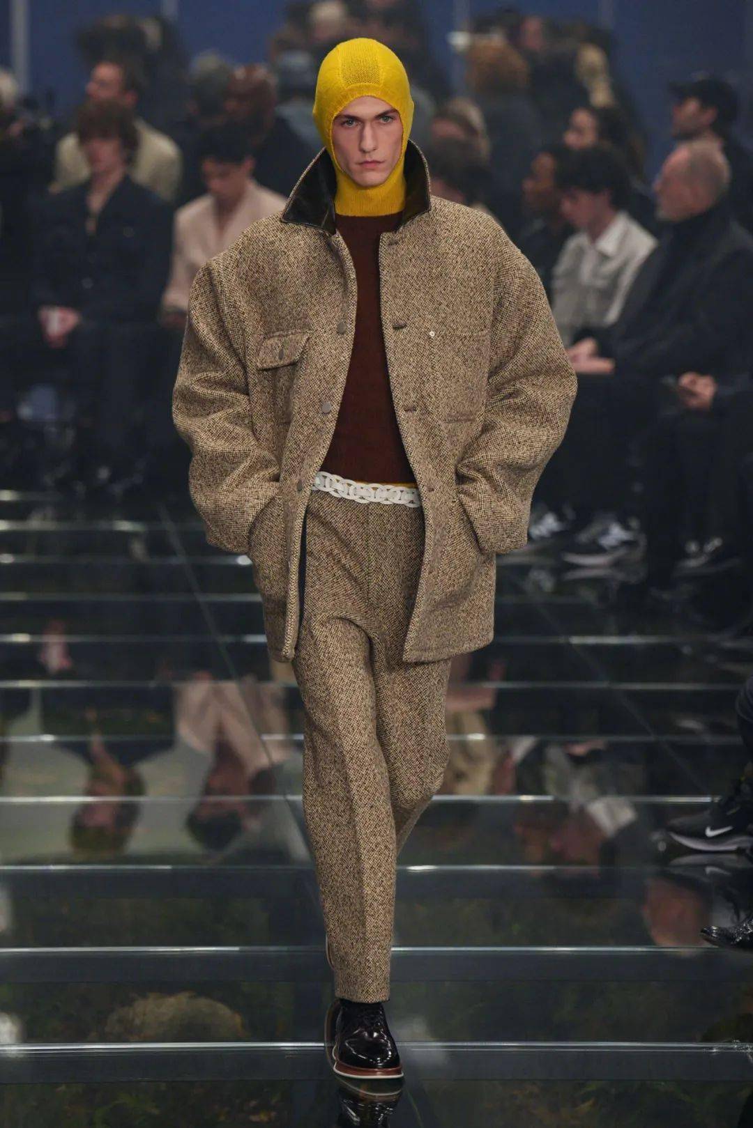 miuccia 和 raf 携手带来 prada 2024年秋冬系列针织泳帽很难评