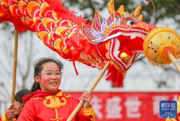 1月16日,江苏省镇江句容市葛村中心小学学生在表演舞龙.