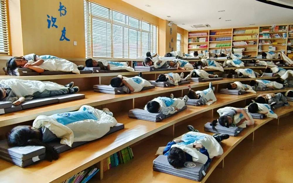 为午休“躺睡”定标准，让孩子睡得更香甜 | 新京报快评_睡眠_教育_地方