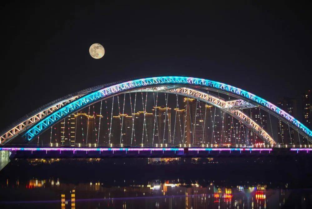 2023年10月30日,航拍资阳沱江迎宾大桥夜景.