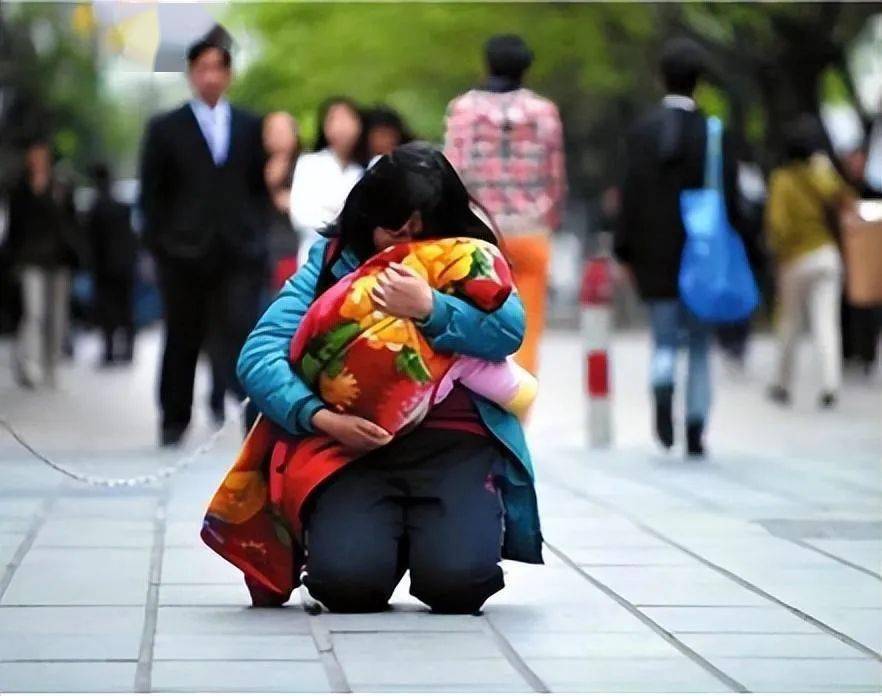 母親為救女兒跪行千米,2天獲21萬捐款卻是驚天騙局,讓