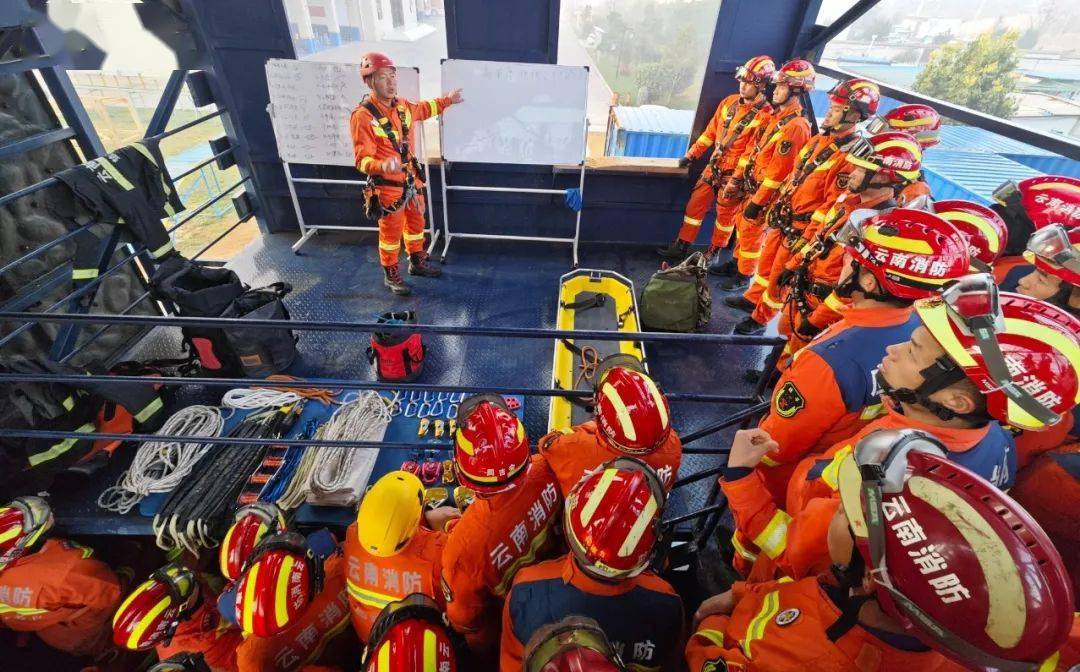 在倍力系统制作实操中,示教团队采取"讲解,示范,体验,训练"的教学方式