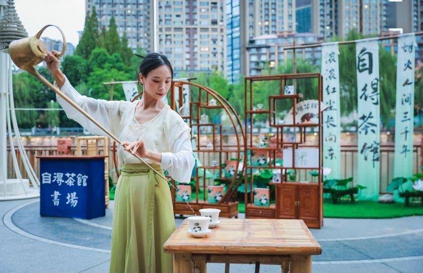 锦江边上品坝坝茶,感受成都烟火气_小店_茶客_消费