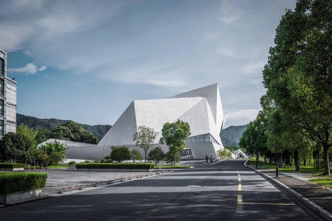 【最新资讯】浙江科技大学(小和山)学生文化中心,山水间的建筑天际线