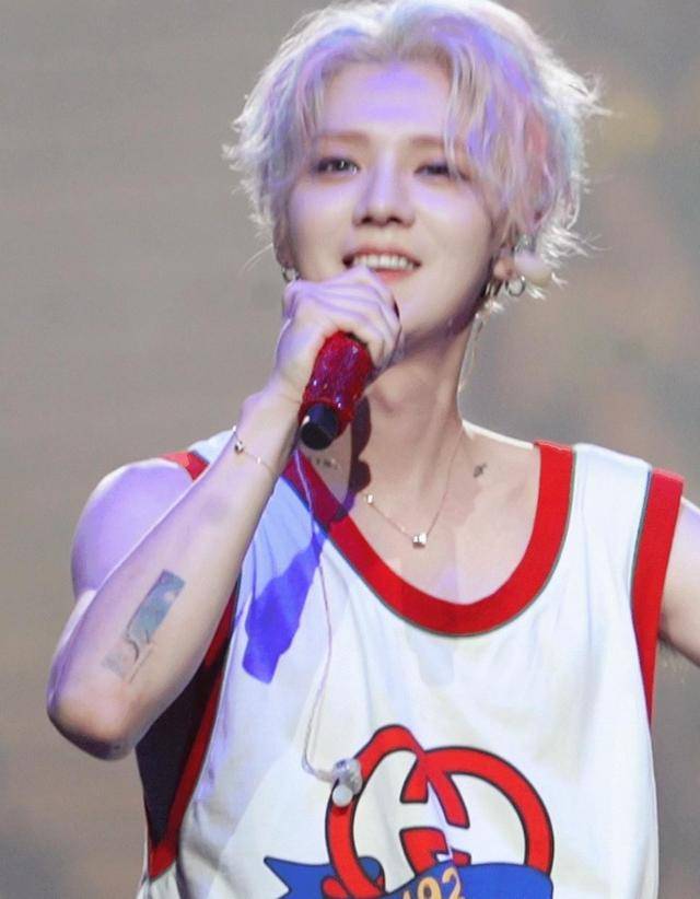 240117 绚丽彩虹之下,鹿晗的歌声连结无数心灵_音乐_无尽_话筒