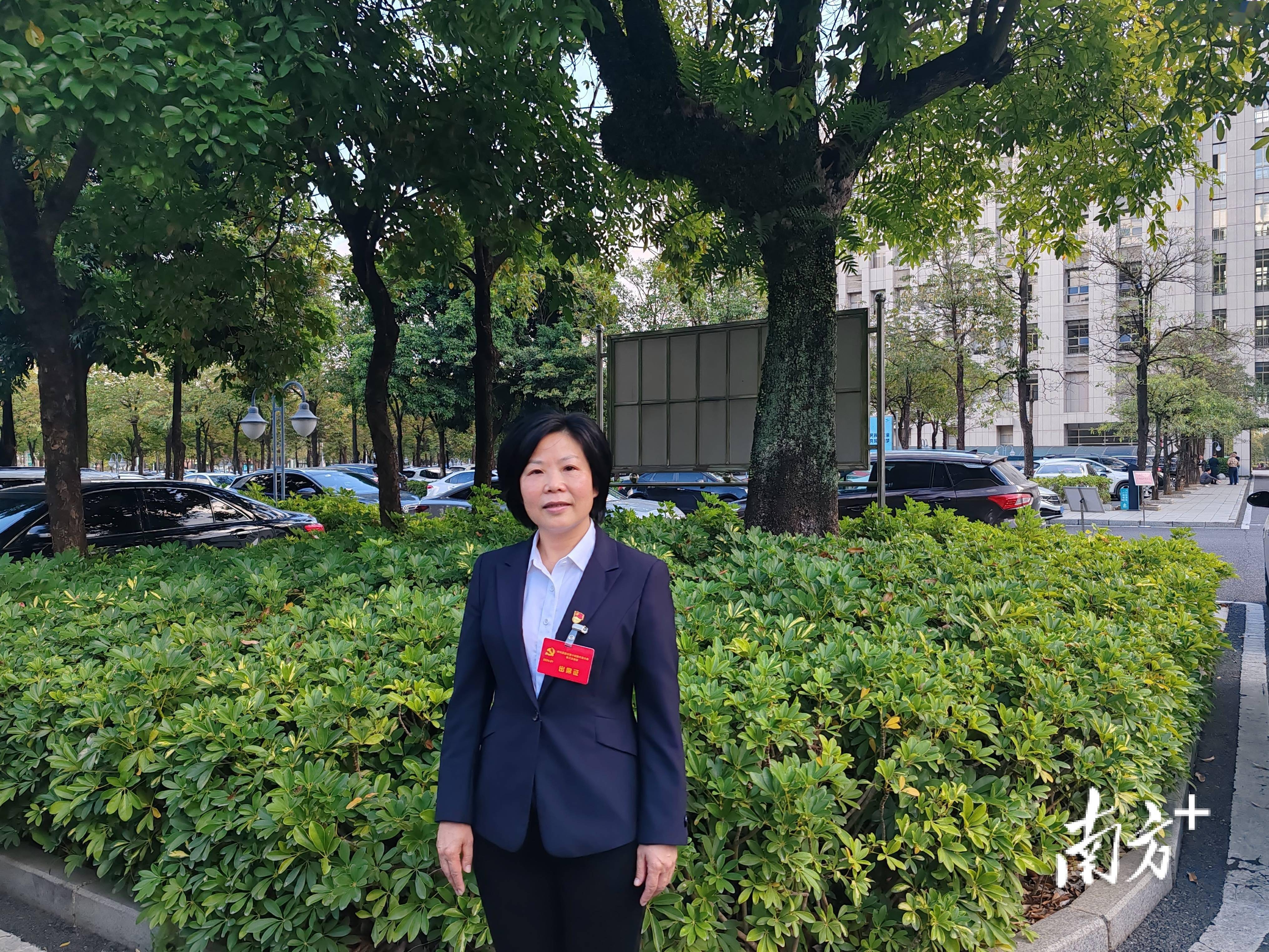 黄锦桥表示,英德市委工作报告中,关于"绿美英德"方面的内容非常振奋