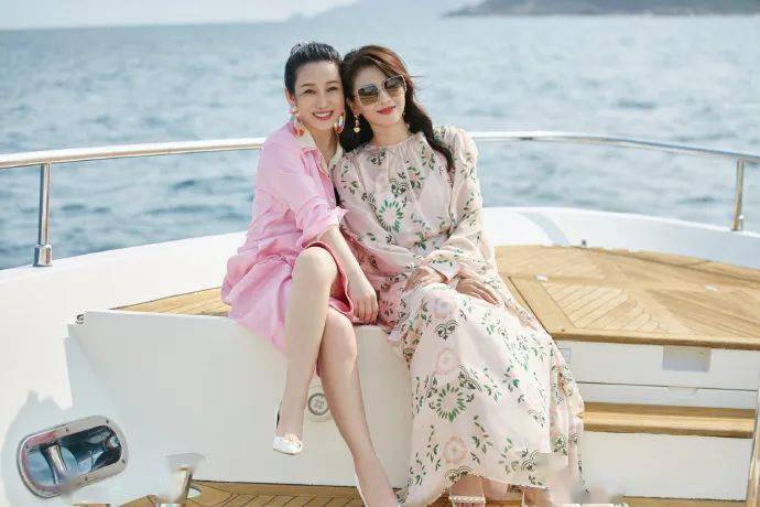 都是素颜参加同学聚会,章子怡五官很一般,并没觉得多漂亮,反倒秦海璐