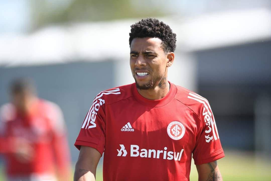 韩媒:巴西前锋古斯塔沃加盟上海海港,年薪120万美元_科林蒂安_巴乙