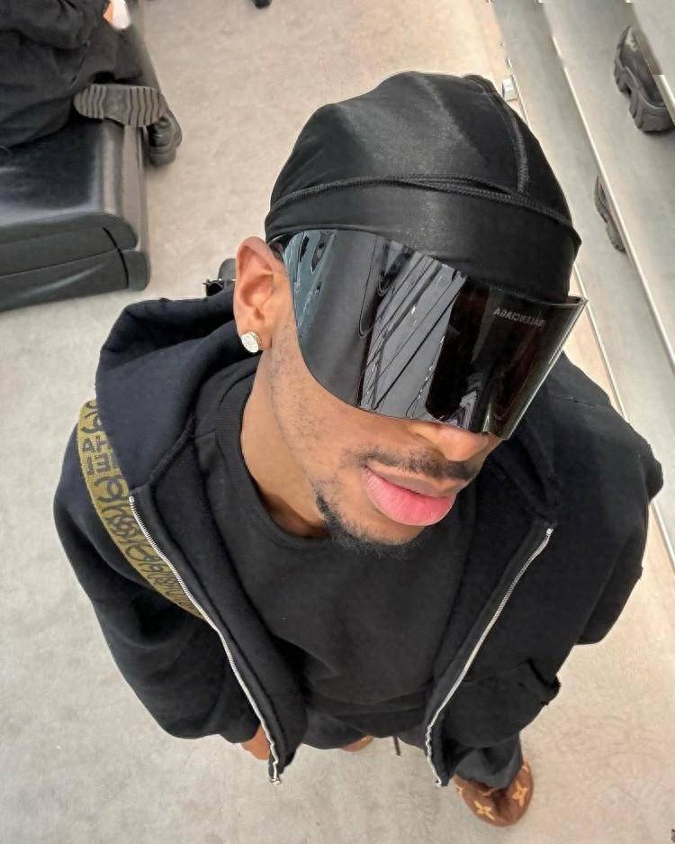 时尚先锋!亚历山大晒近日穿搭 另类黑色墨镜个性十足!