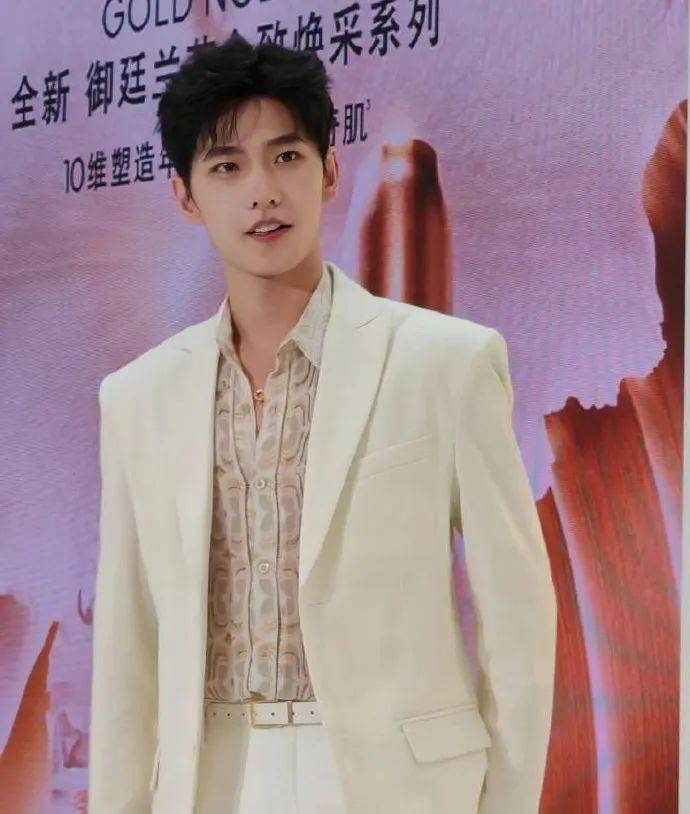 实际以杨洋的咖位去参加这种平台方办的活动不是什么难事,作为悦凯的