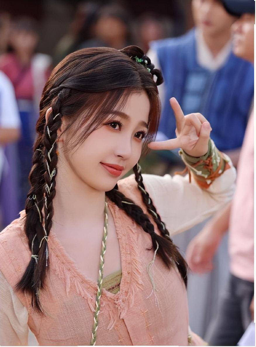 虞书欣粉衣绿裙出镜,造型独特,仙女范十足!_少女_网友_姐姐