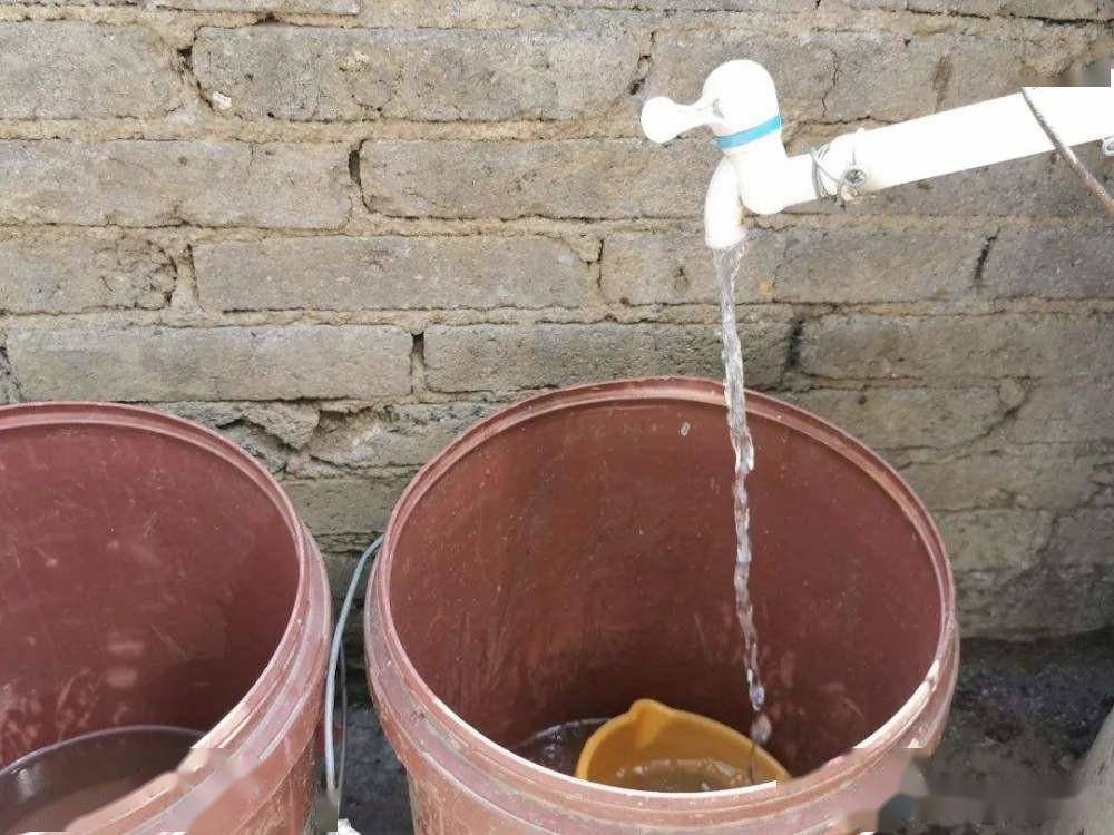 是农村"供水三化",其成功的关键在于是否因地制宜,否则一户两个水龙头