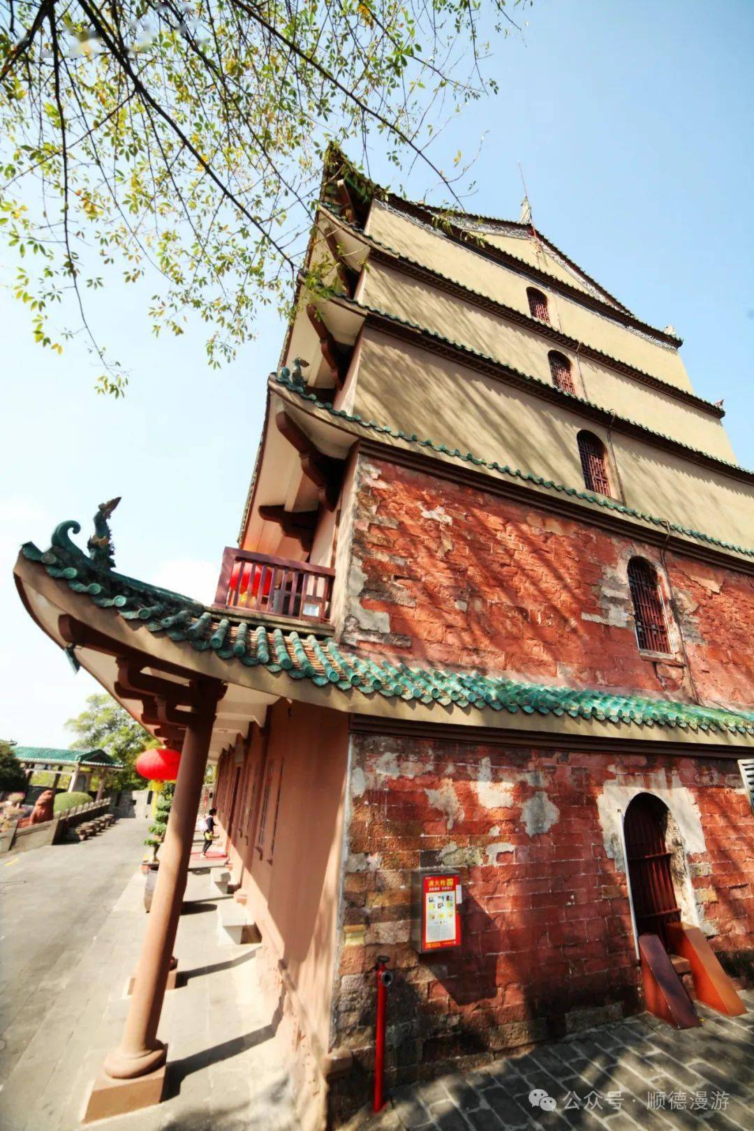 镇海楼位于越秀山小蟠龙岗上,明洪武十三年(1380)镇守广州的永嘉侯