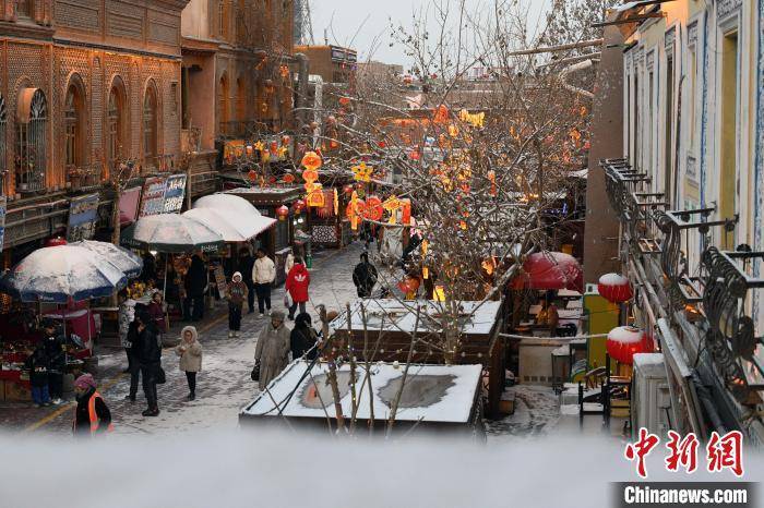 新疆喀什冬季旅游升温 游客雪中漫步品古城