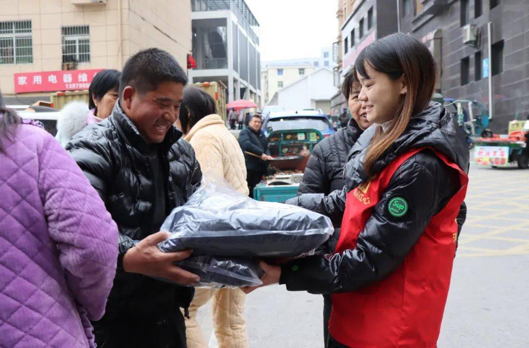 天气虽冷,但浮梁人的热情似火.