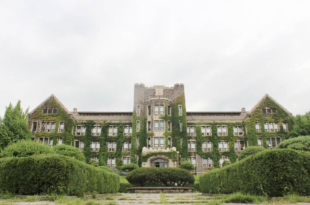 与首尔大学,高丽大学并称为韩国大学的一片天,是公认最著名的三所大学