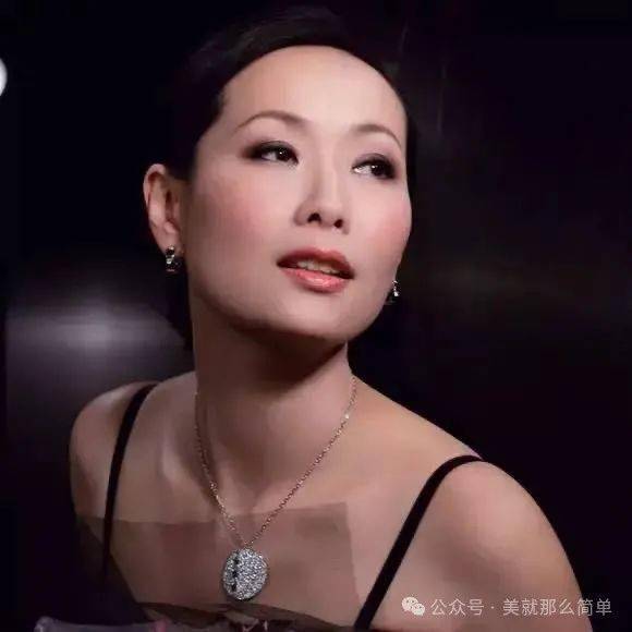 60岁叶童无惧衰老,活得潇洒!