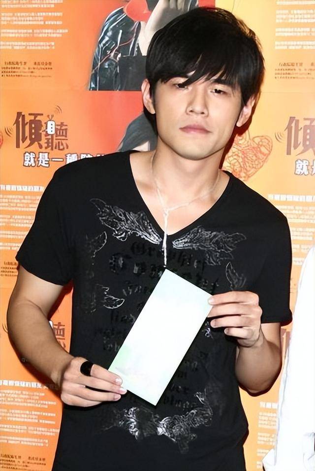 周杰伦才45岁就变成了这副模样,厚眼袋太显老了,还带着假发_身体_音乐