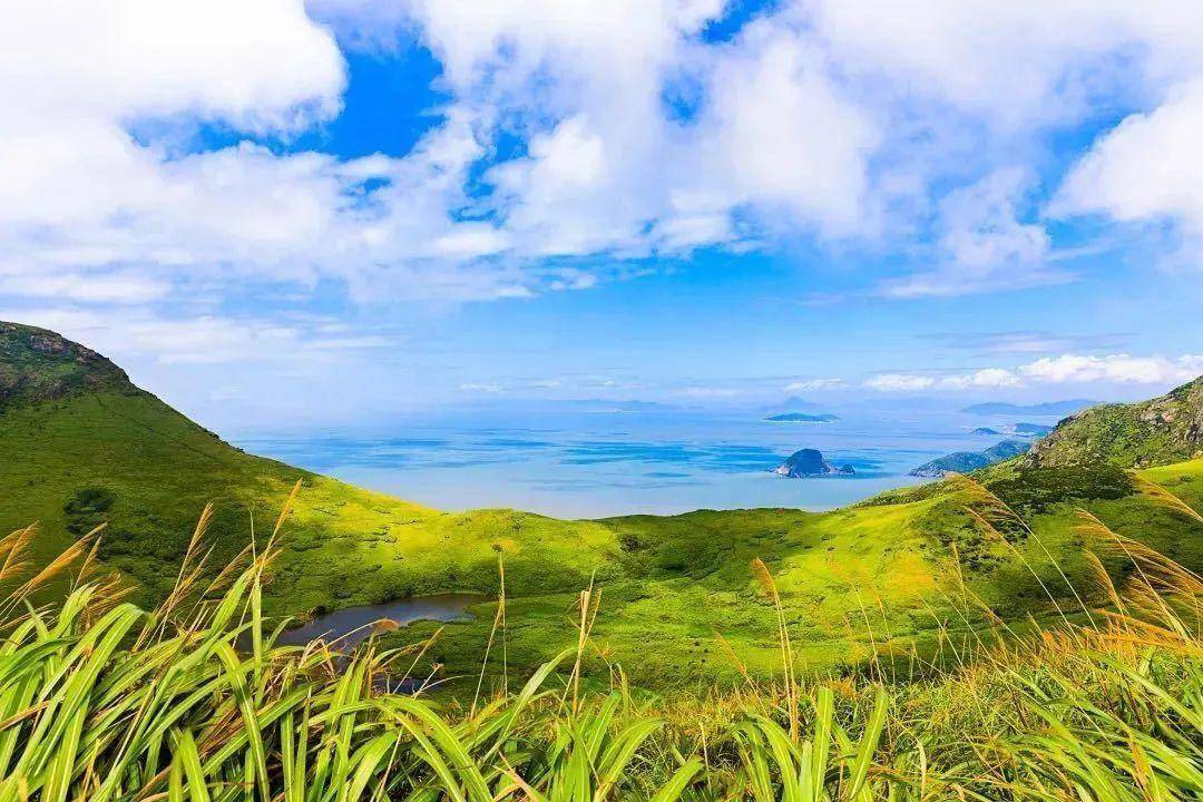 福建嵛山岛,这里一半是海水,一半是草甸