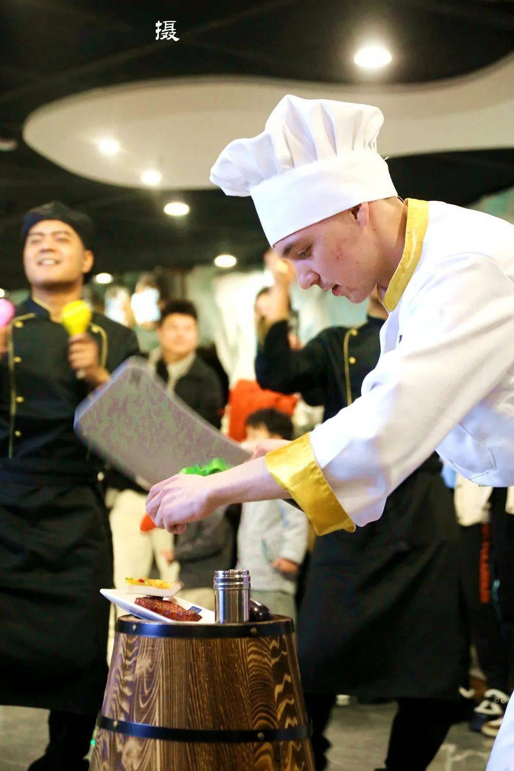 淘学企鹅走秀,白鲸与人接吻,变形金刚变哄娃大叔