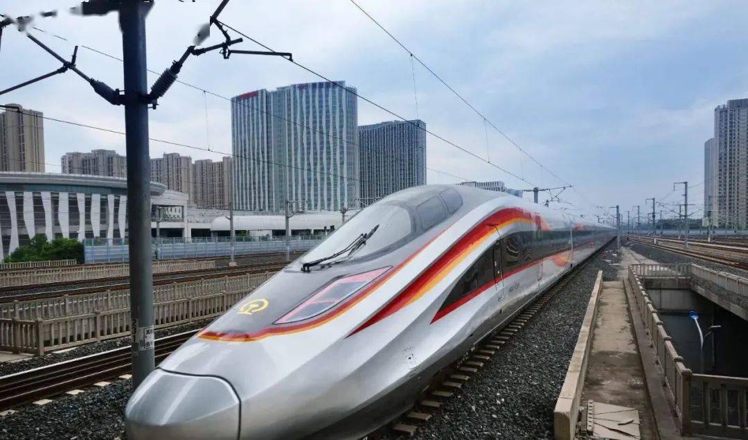 外观设计方面,复兴号智能动车组采用cr400af和cr400bf两个型号产品