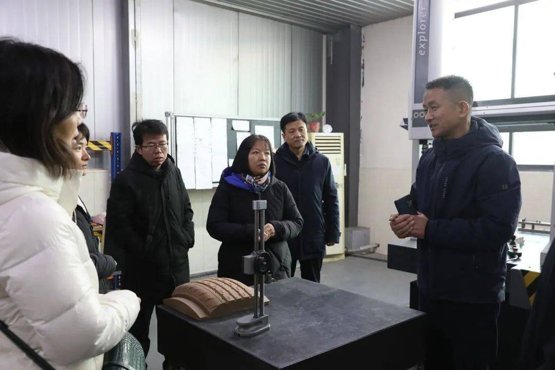 與會人員還實地參觀了黃河口工匠學院3d打印工作室和五軸加工中心