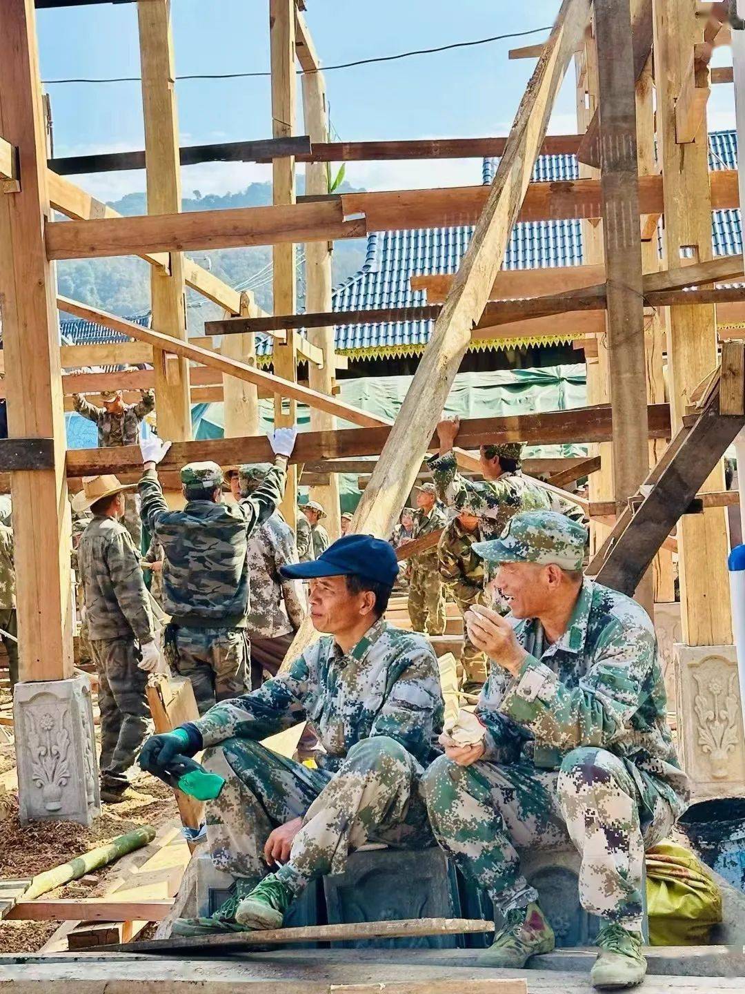 帮扶共建 新房立柱换新颜