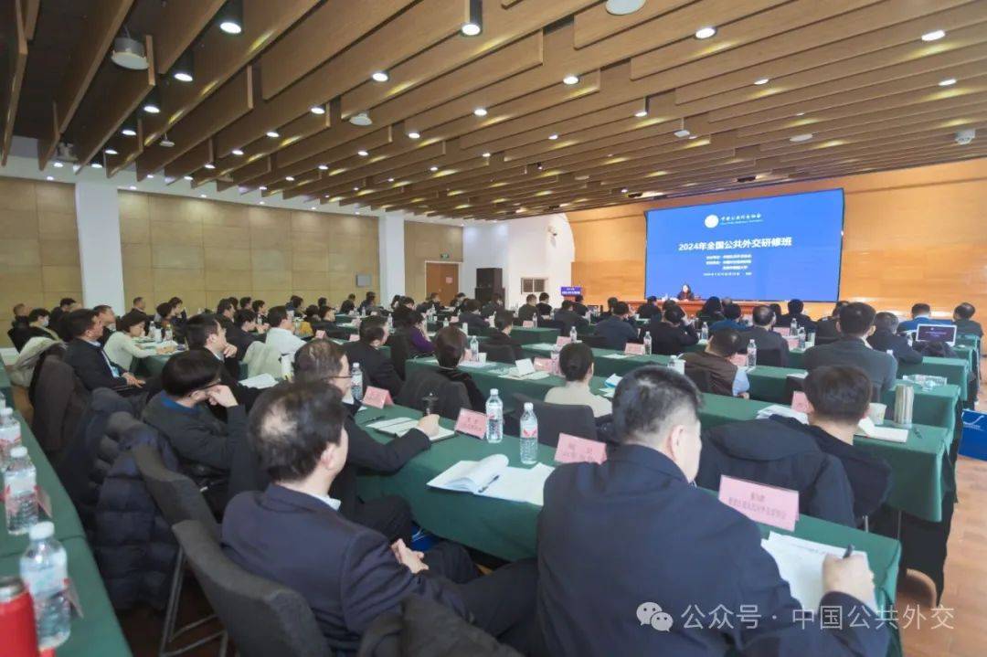 外交部部长助理华春莹作主旨发言.