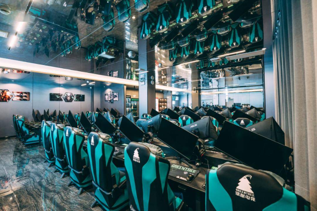 绿树电竞携全体员工欢迎新老顾客来店体验,游