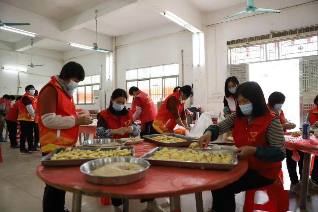 隨後,在進行剪紙活動中,大家精心挑選了窗花樣式,拿起紅紙和剪刀,按