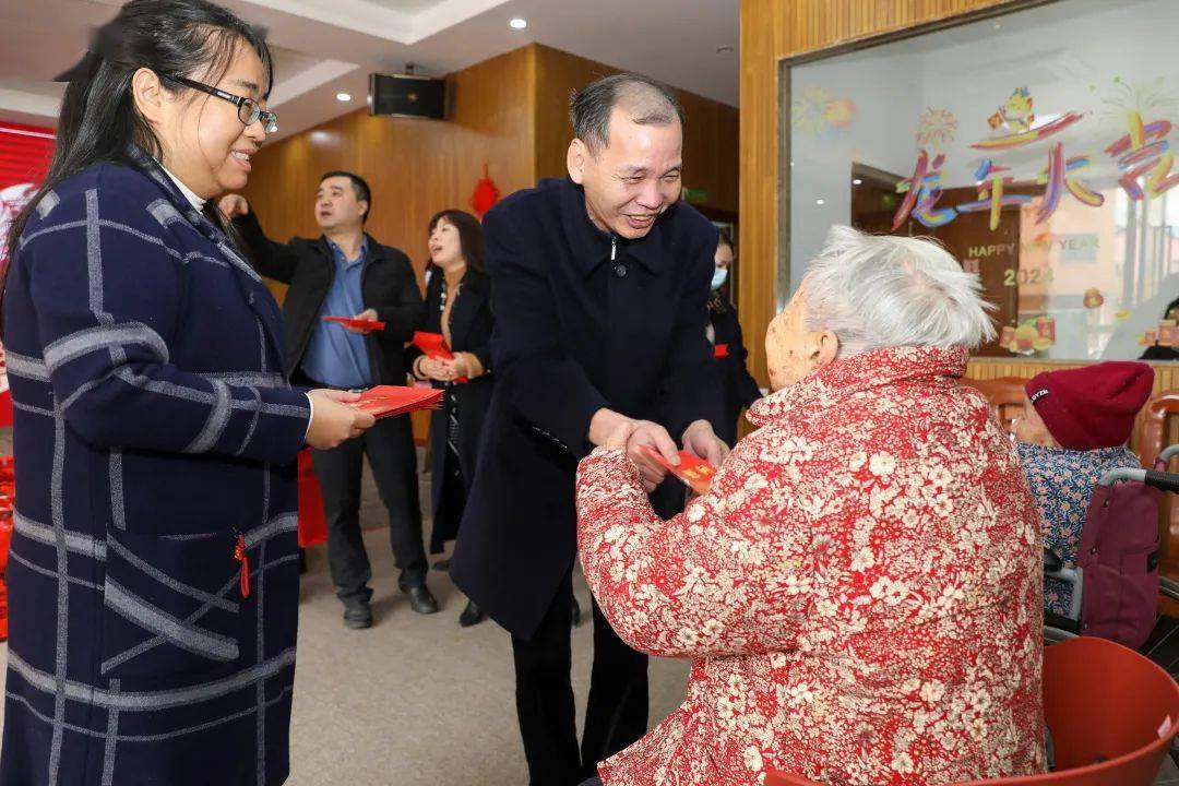 随后,黄锦发一行来到敬老院看望老人并送上慰问礼品
