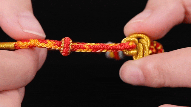 龙绳上面,大乘金刚结代表龙头,龙绳结代表龙鳞,圆满结代表龙颈,八方结