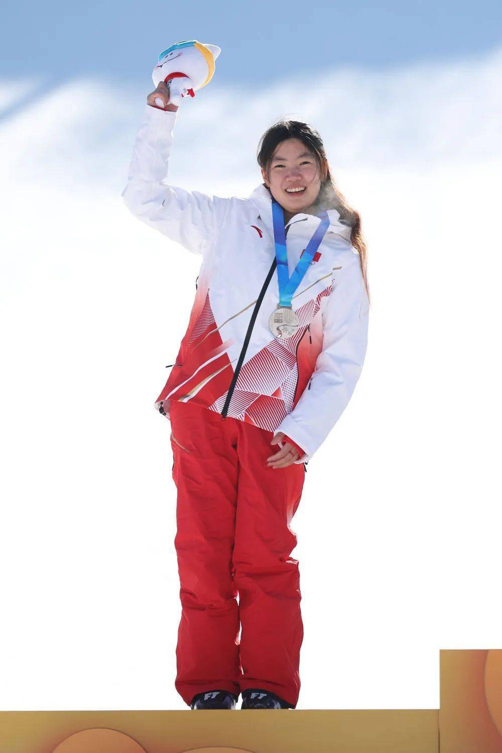 冬青奥会综合:短道收官 中国小将团结夺金_新华社_金牌_杨婧茹